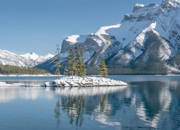 istock Island in Lake Minnewanka 1282540931