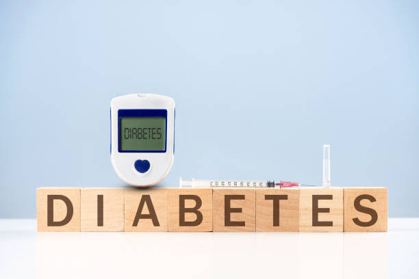 나무 큐브에는 주사기와 포도당 계측기가 있습니다. 당뇨병은 큐브에 기록됩니다. - diabetes high up blood sugar test glucose 뉴스 사진 이미지