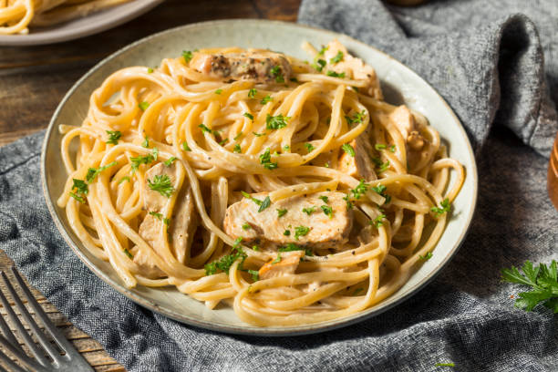 domowe kurczaki fettuccine alfredo makaron - fettuccine alfredo zdjęcia i obrazy z banku zdjęć