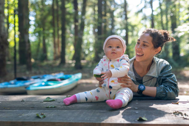 la giovane madre eurasiatica e il suo baby camping - asian ethnicity baby mother family foto e immagini stock