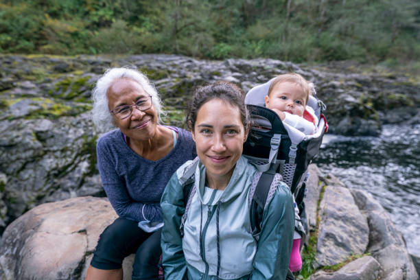 mulher eurasiana caminhando com sua mãe e filha bebê - grandmother senior adult child baby - fotografias e filmes do acervo