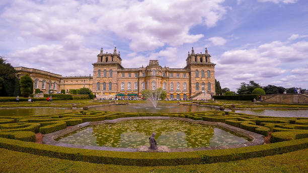 il giardino all'italiana a blenheim palace vicino a woodstock, regno unito - blenheim foto e immagini stock