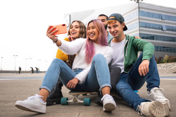 grupo feliz de amigos toma un selfie al aire libre. - cultura juvenil fotos fotografías e imágenes de stock