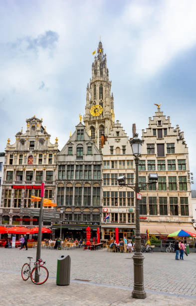 cattedrale di nostra signora e piazza del mercato, anversa, belgio - brabo foto e immagini stock