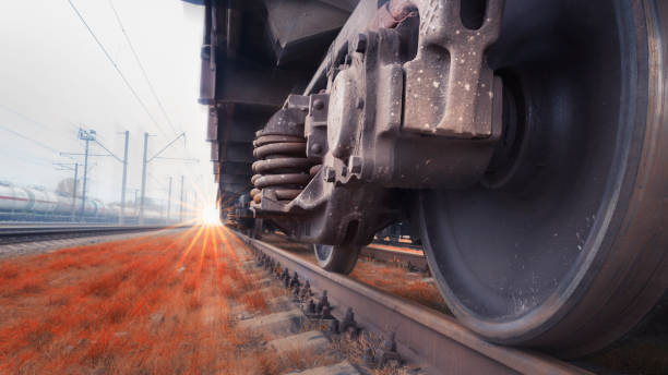 철도로 빠르게 이동하는 열차의 바퀴의 하단 보기. 기차로 빠른 화물 배달. 흐리게 된 배경은 모션 효과를 제공합니다. - fast motion 이미지 뉴스 사진 이미지