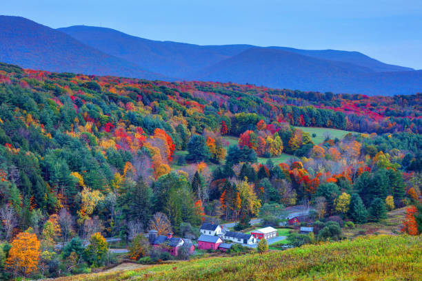 williamstown massachusetts with mount greylock in the background - berkshire mountains imagens e fotografias de stock