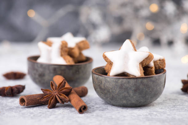 zimtsterne, traditionelle deutsche weihnachtsplätzchen, lebkuchen, leerer kopierraum - zimtstern stock-fotos und bilder