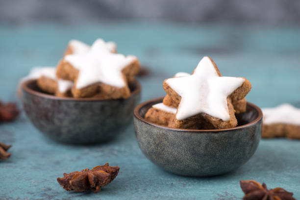 zimtsterne, traditionelle deutsche weihnachtsplätzchen, lebkuchen, leerer kopierraum - zimtstern stock-fotos und bilder