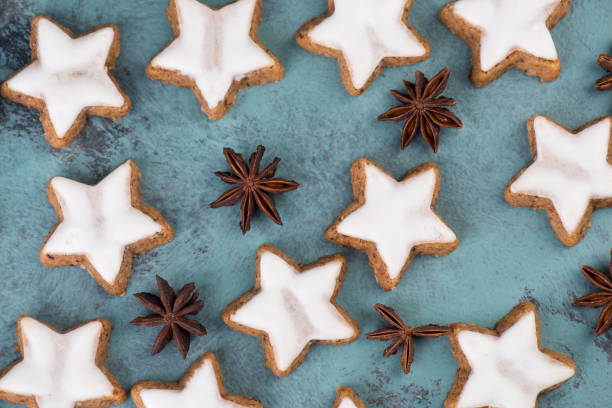 stelle di cannella, biscotti di natale tradizionali tedeschi, pan di zenzero, spazio di copia vuoto - zimtstern foto e immagini stock