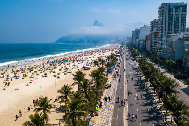 luftaufnahme von strand und promenade in rio de janeiro, brasilien - best of stock-fotos und bilder