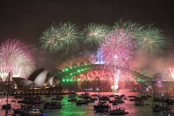 fuegos artificiales para nochevieja, sídney - puerto de sydney fotografías e imágenes de stock