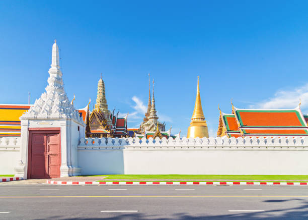 wat phra kaew, tempio del buddha di smeraldo, thailandia. - wat thailand demon tourism foto e immagini stock