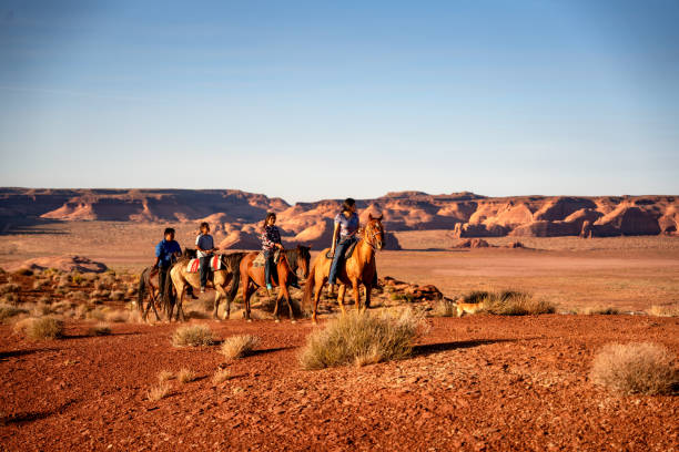 четыре молодых коренных американцев навахо братья и сестры верхом на лошадях bareback в северной аризоне долина монументов племенной парк в су - bareback стоковые фото и изображения