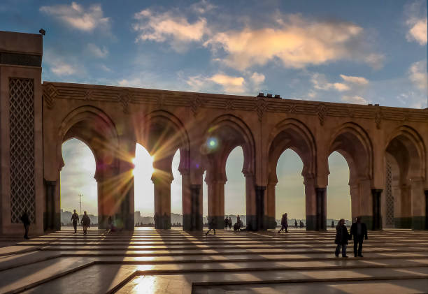 coucher du soleil à la mosquée hassan ii casablanca maroc - mosque hassan ii flash photos et images de collection