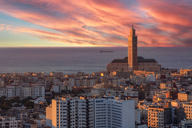 vista serale del paesaggio urbano di casablanca con moschea hassan ii in marocco - casablanca foto e immagini stock