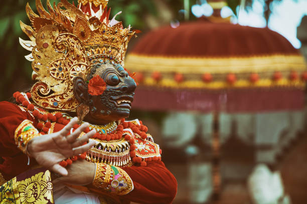 전통 발리 의상과 토펑 웨이앙 마스크를 쓴 댄서 남자 - art theatrical performance bali indonesia 뉴스 사진 이미지