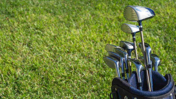 golf-sticks auf grünem gras golfplatz, nahansicht. - golf putting golf course golf club stock-fotos und bilder