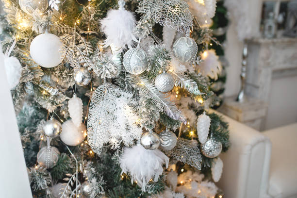 weihnachtsdekoration auf einem tannenbaum aus nächster nähe. spielzeug, kegel, girlanden mit lichtern, kugeln, perlen. neues jahr, - christmas tree bead humor stock-fotos und bilder