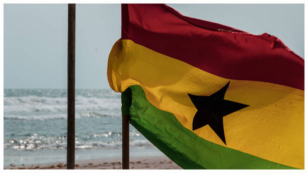 флаг ганы на пляже западной африки - ghana стоковые фото и изображения