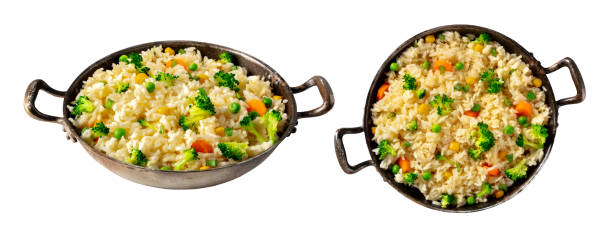 conjunto de arroz. arroz, cozido, em uma panela com legumes fritos, isolado em um fundo branco - clipping path rice white rice basmati rice - fotografias e filmes do acervo