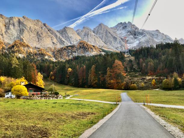 il beiee ("mare di tasso") è un lago della baviera, in germania, 9 km a sud-ovest di garmisch-partenkirchen e circa 100 km a sud-ovest di monaco. - zugspitze mountain lake autumn germany foto e immagini stock