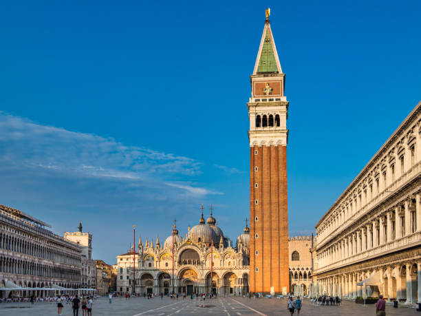 イタリアのヴェネツィアにあるカンパニールとサンマルコ大聖堂とサンマルコ広場。 - basilica building exterior built structure color image ストックフォトと画像