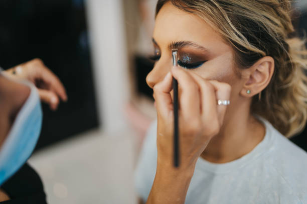 make-up artist applying eyebrow shadow - brushing human hand paintbrush artist imagens e fotografias de stock