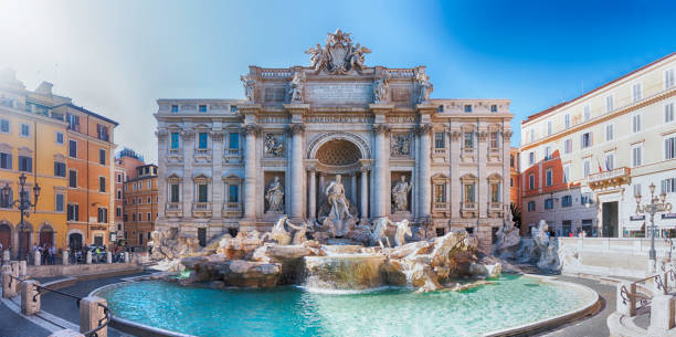 fonte de trevi, marco icônico no centro de roma, itália - trevi fountain rome fountain monument - fotografias e filmes do acervo