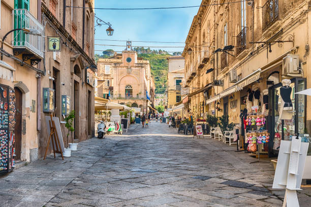 이탈리아 칼라브리아의 유명한 해변 리조트인 트로페아 의 전경 - italy calabria ancient city 뉴스 사진 이미지