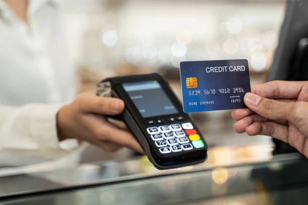 カフェレストランのレジでウェイトレスへの支払いのためにダミークレジットカードを使用して顧客の手のショットをクローズアップ, お金キャッシュレスとクレジットカード支払い技術の� - クレジットカード ストックフォトと画像