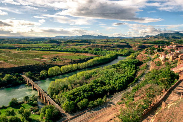 medieval bridge in san vicente de la sonsierra. rioja - sonsierra fotografías e imágenes de stock