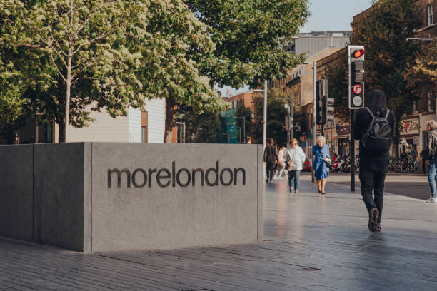 영국 런던, 런던, 그 너머로 걷는 사람들의 이름 기호. - more london 뉴스 사진 이미지