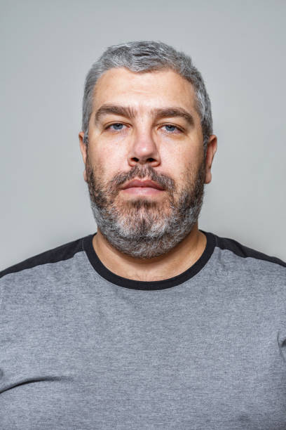 retrato de un hombre de pelo gris de 40-50 años de edad con una barba - 35 40 years fotografías e imágenes de stock