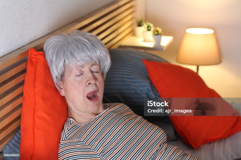 Mujer Mayor Roncando Muy Fuerte Foto stock y más banco de imágenes de Cansado - Cansado, Meme, Apnea del sueño - iStock