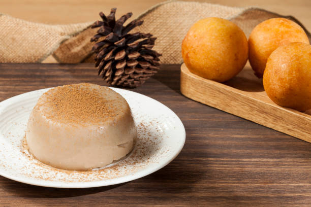 los tradicionales bunuelos colombianos (pan de queso frito) y natilla en navidad. - crema de natillas fotografías e imágenes de stock