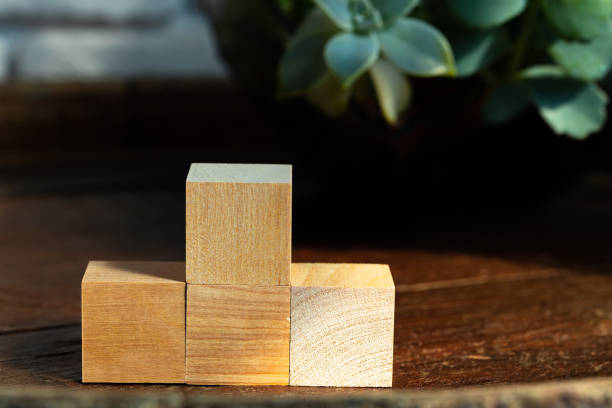 暗い木製のテーブルの上にグループ化された木製の正方形のブロック - groupped ストックフォトと画像