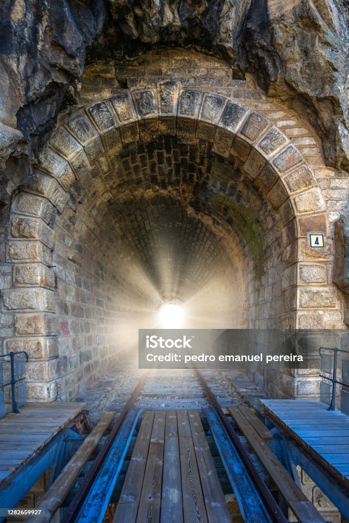 túnel del tren con fuerte luz solar desde el fondo.  La fregeneda - Foto de stock de Abstracto libre de derechos