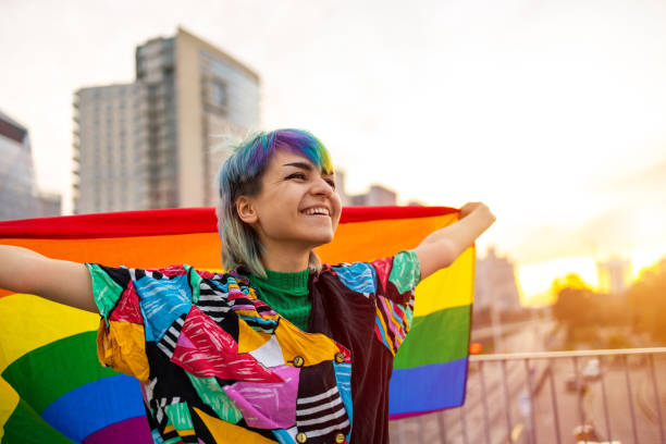 porträt der glücklichen nicht-binären person winken geschlecht flüssigkeit flagge - non urban scene fotos stock-fotos und bilder