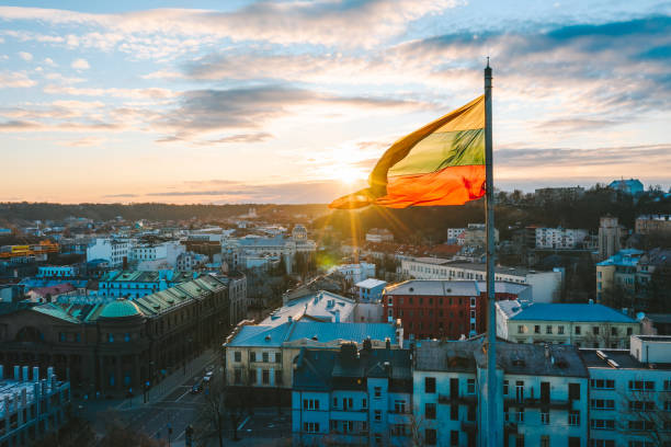 vista aérea de edifícios na cidade contra o céu durante o pôr do sol - bandeira da lituânia - fotografias e filmes do acervo