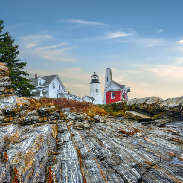 faro e rocky maine coast-pemaquid point maine - pemaquid peninsula sea maine coastline foto e immagini stock