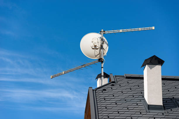 television aerial and satellite dish on the roof of a residential building - television aerial antenna television broadcasting imagens e fotografias de stock