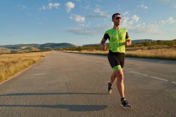 아침 트레이너에서 달리는 트라이애슬론 선수 - triathlon ironman triathalon ironman people 뉴스 사진 이미지