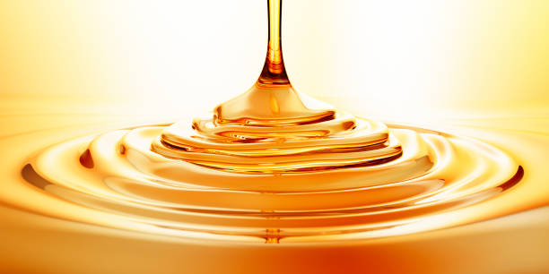 flusso di olio versato o miele - honey abstract photography composition foto e immagini stock