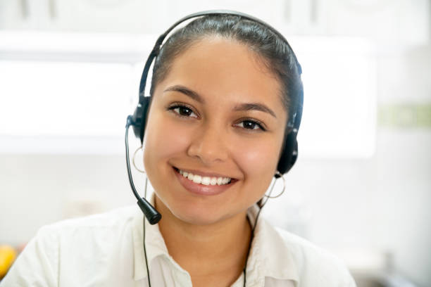 covid-19 전염병 동안 헤드셋을 사용하여 집에서 일하는 행복한 고객 서비스 담당자 - hotel reception customer service representative headset receptionist 뉴스 사진 이미지