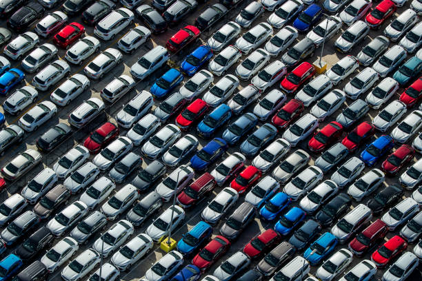 vue aérienne des voitures stationnées - parking photos et images de collection