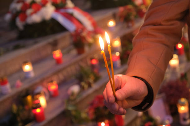 れるキャンドル追悼 - candle memorial vigil praying candlelight ストックフォトと画像