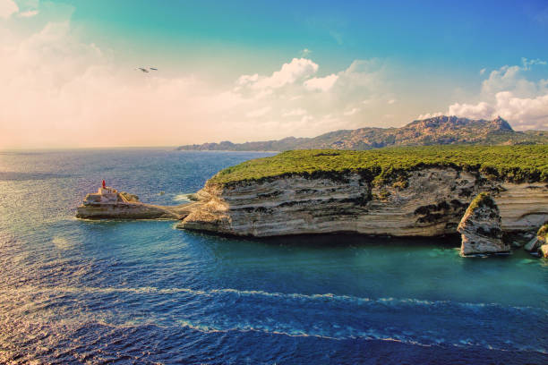 bonifacio - capital pintoresca de córcega, francia - vibrant color summer rock cliff fotografías e imágenes de stock