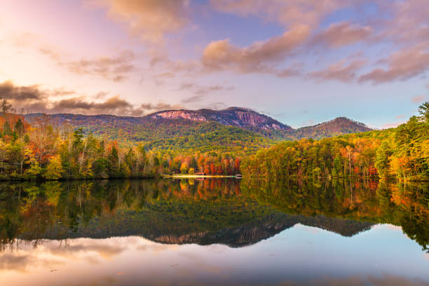 table top mountain, pickens, sc lake view in autunno al tramonto. - pinnacle foto e immagini stock