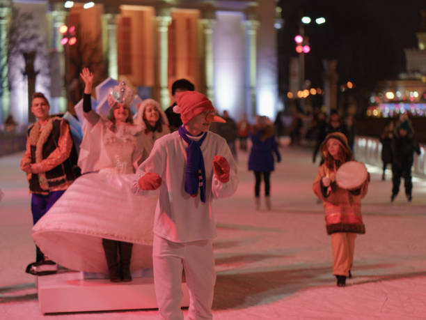 people in the public park vdnkh during new year celebration. - vdnk imagens e fotografias de stock