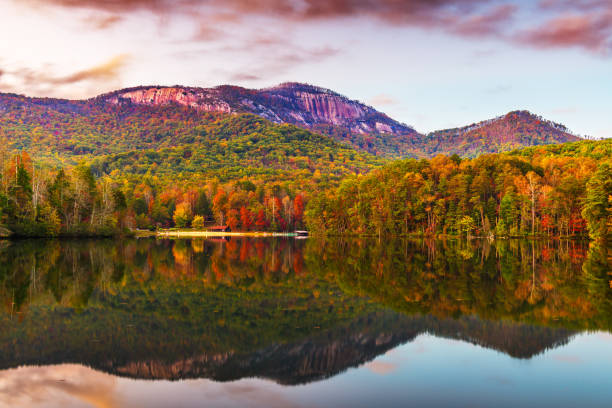 table top mountain, pickens, sc lake view in autunno al tramonto. - pinnacle foto e immagini stock